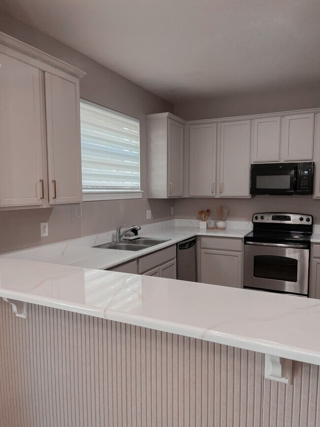 Building Photo - Beautiful Townhouse