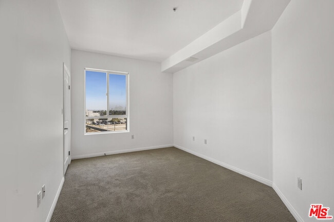 Building Photo - 3750 Santa Rosalia Dr