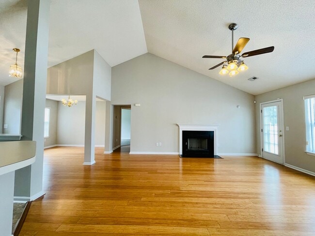 Building Photo - Fenced in Yard AND shed! ADORABLE 3 Bedroom Home with Garage - GREAT Conway location!