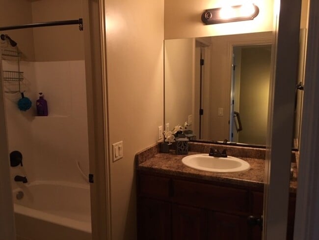 Building Photo - Roomy townhome