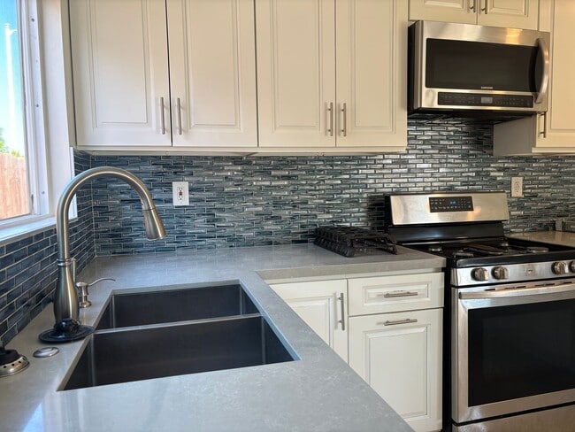 Building Photo - 10547 Hayvenhurst Ave