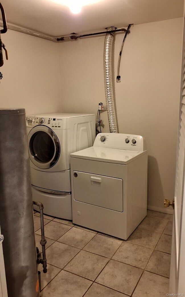 Building Photo - 5 Suzie Dr