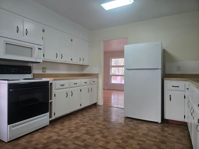 Building Photo - 107 Wayside Dr