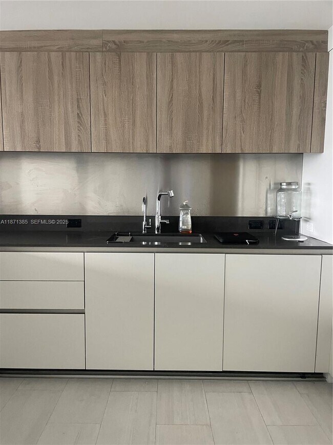 Building Photo - 1000 Brickell Plaza