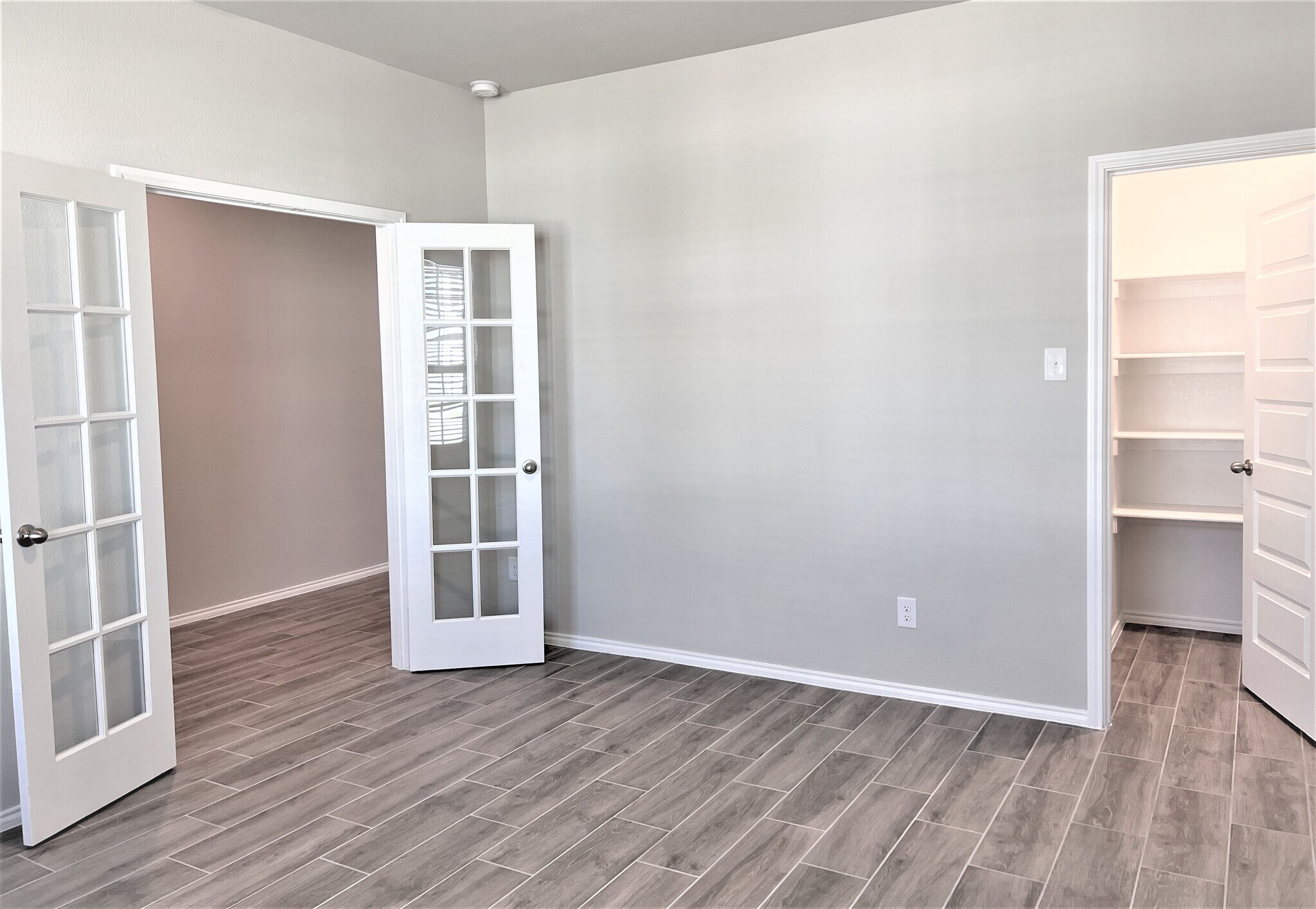 Building Photo - 5945 Hopkins Dr