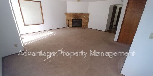 Building Photo - 1831 NW Grant Cir
