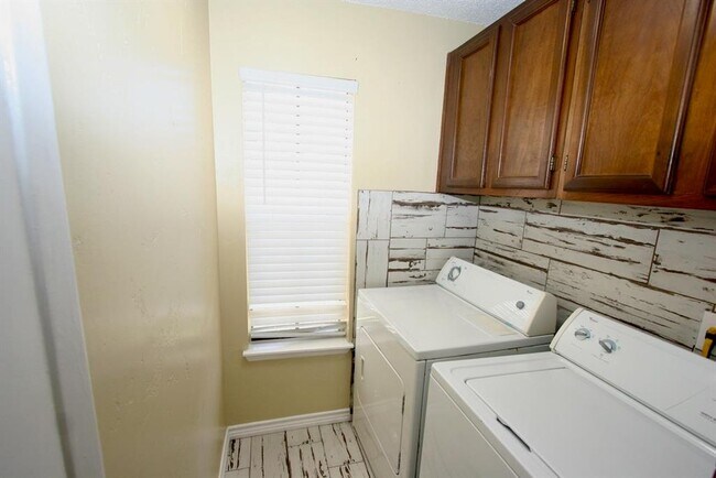 Building Photo - 17331 Red Oak Dr