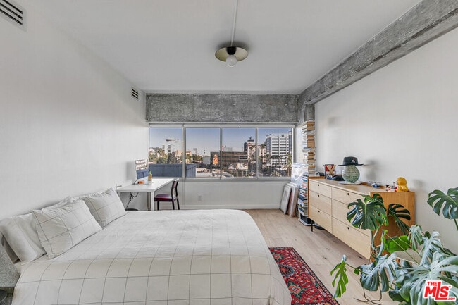 Building Photo - 7135 Hollywood Blvd