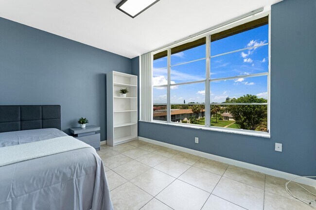 Building Photo - 9949 Sandalfoot Blvd