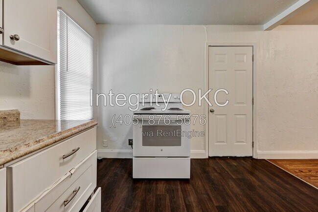 Building Photo - 2321 McCracken Dr