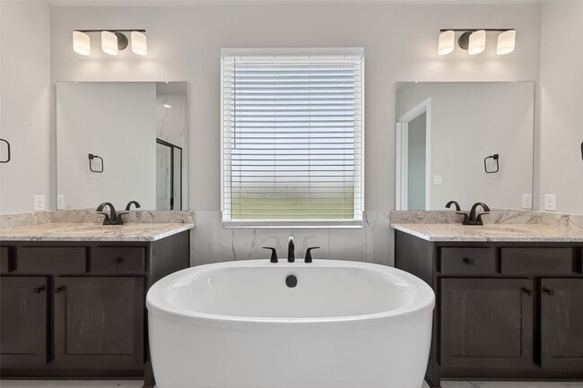 Building Photo - 2022 Serene Spgs Dr