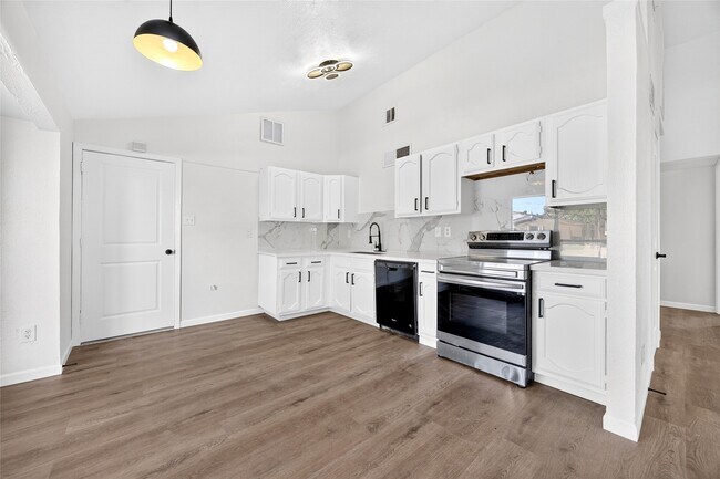 Building Photo - 24114 4 Sixes Ln