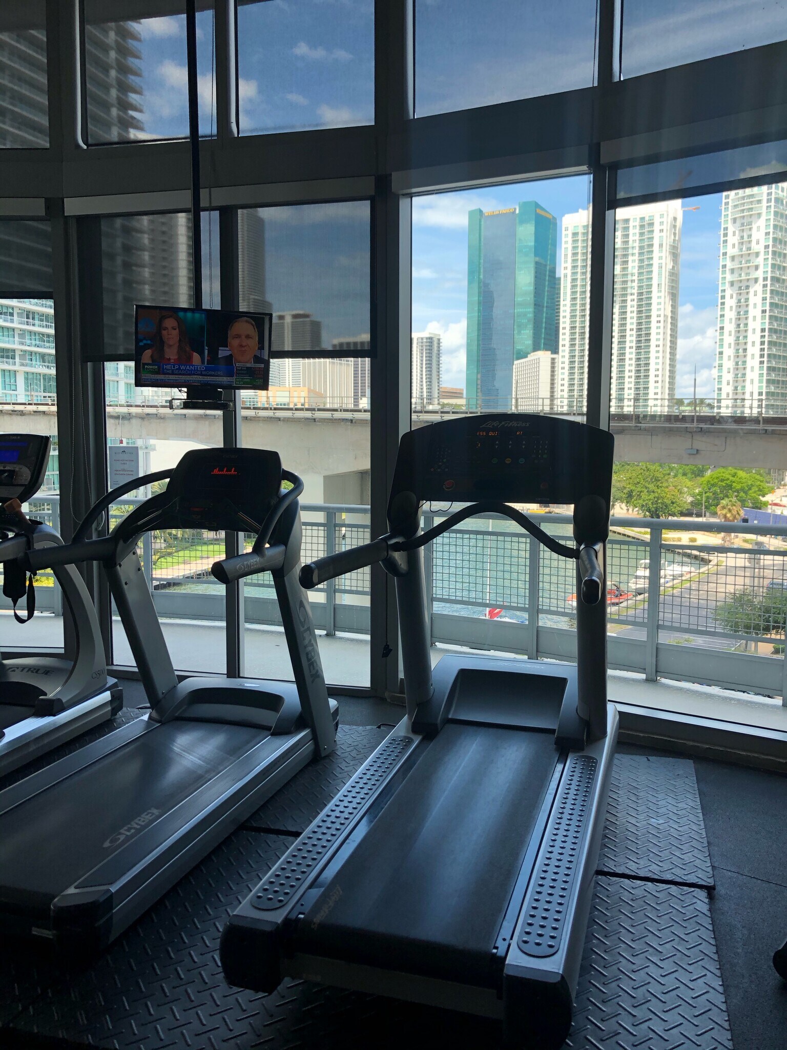 Building Photo - 690 SW 1st Ave