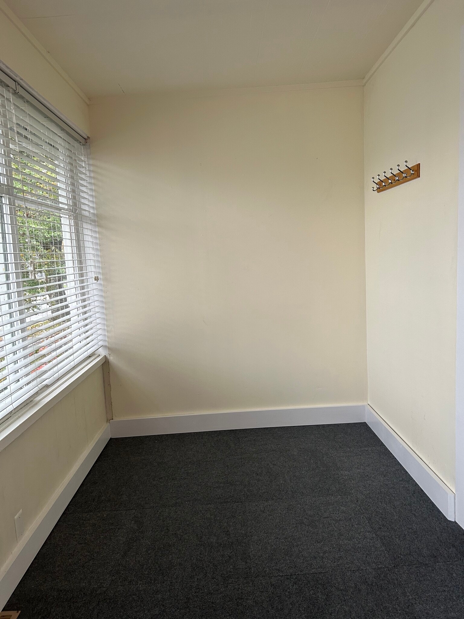 Enclosed entry - 4920 Ransom Rd