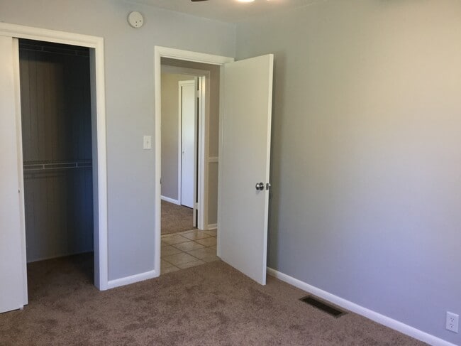 Building Photo - 565 E Chadwick Dr