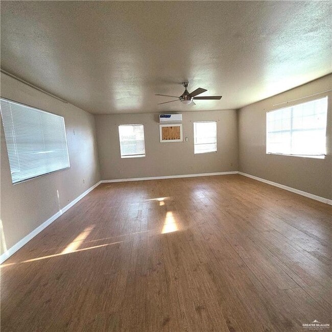 Building Photo - 26 Lago Vista Dr