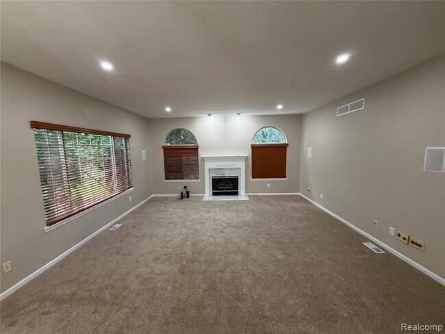 Building Photo - 27424 Rosewood Ct
