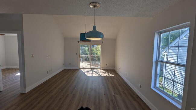 Building Photo - 432 E Laurelwood Dr