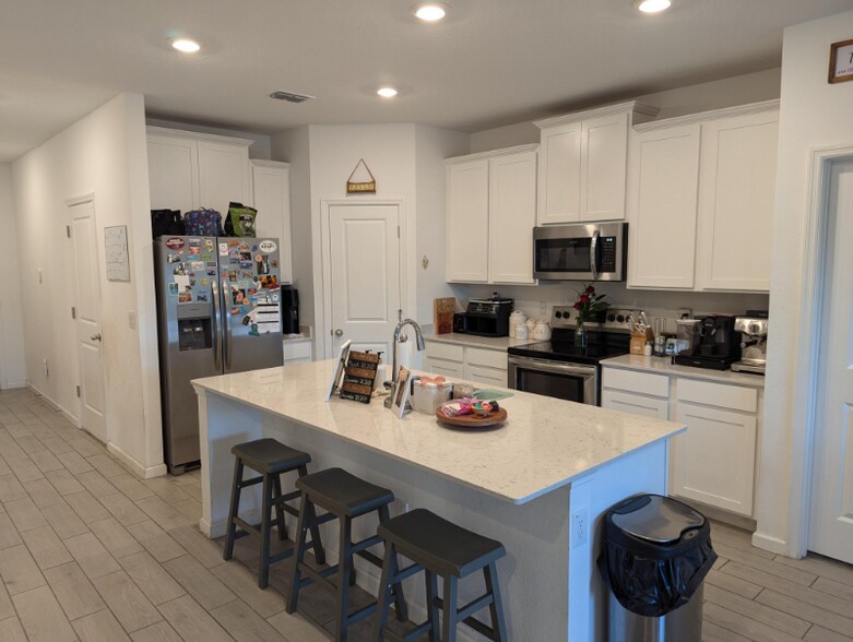 Building Photo - 3459 NE 38th Ln