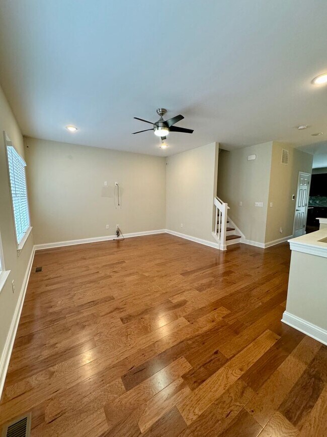 Building Photo - Spacious townhouse for rent in Bluestone H...