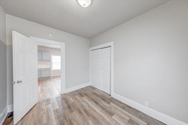 Building Photo - 1015 S Sheffield Ave