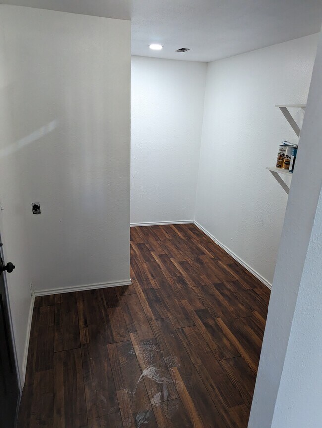 full laundry - 107 W Mesquite St