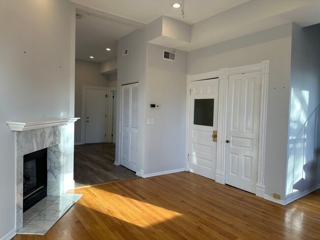 Building Photo - 2451 N Marshfield Ave