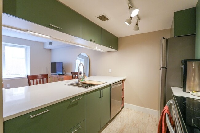 Building Photo - Old City Charmer Historic Building