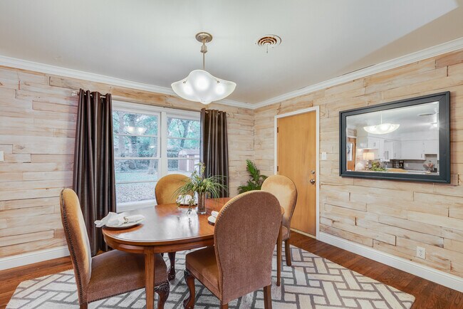 Dining - 2515 Sherwood St