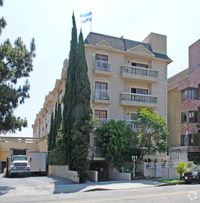 137 N Doheny Dr - 137 N Wetherly Dr