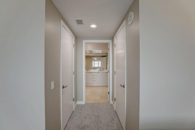 Building Photo - 2650 Lake Shore Dr