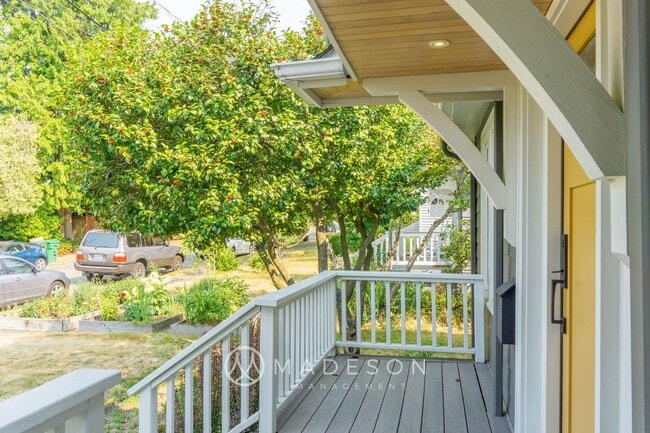 Building Photo - Beautiful Remodeled House with Fenced Yard in Maple Leaf