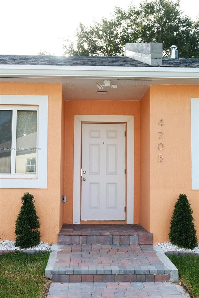 Building Photo - 3 bedroom in Miami FL 33142