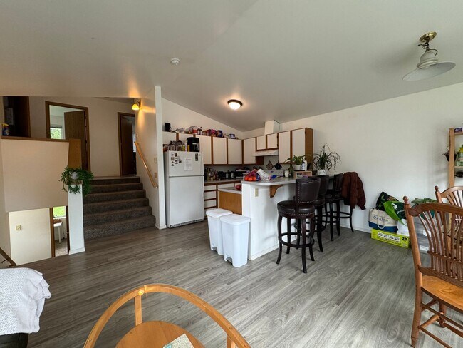 Building Photo - 4 Bedroom 2 Bathroom Duplex - Near WWU