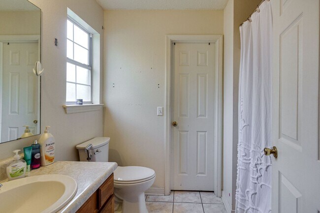 Building Photo - 3 Bedroom in Navarre!!!