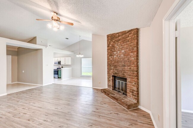 Building Photo - 2015 Newton Dr