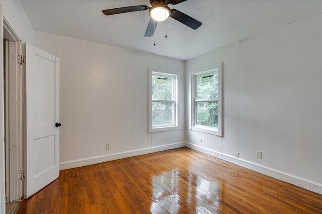 Building Photo - Spacious 1-Bedroom in Convenient Chattanoo...