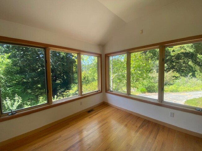 Building Photo - Private / executive 3/2 by Sequoia Park