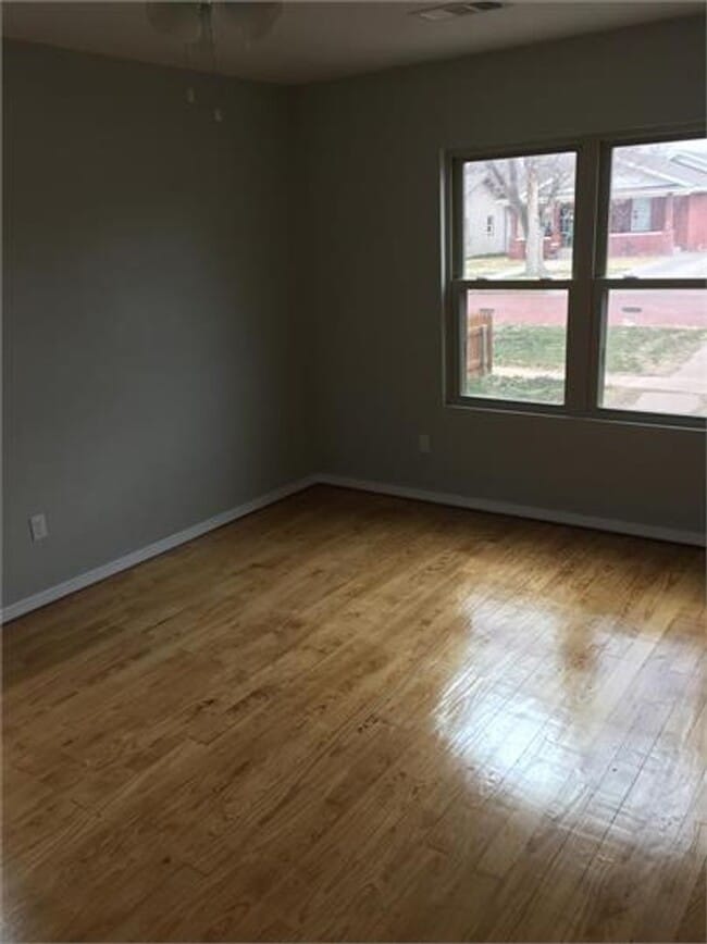 Building Photo - Large Canyon Home