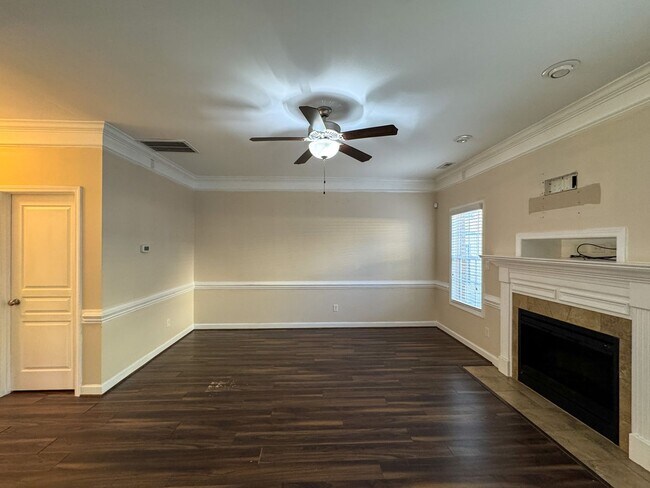 Building Photo - Lovely 3 Bed 2.5 Bath Home with Community Amenities