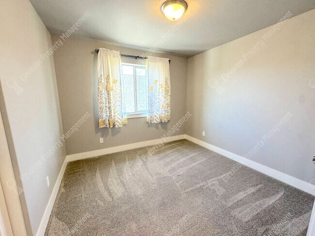 Building Photo - 4BR - 2.5 BA SE Bend home in great neighborhood with park and pool!