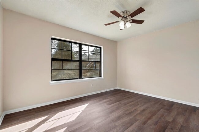 Building Photo - Spacious 4 Bed / 2 Bath Home