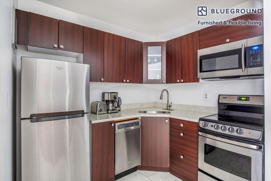 Building Photo - 220 E 14th St