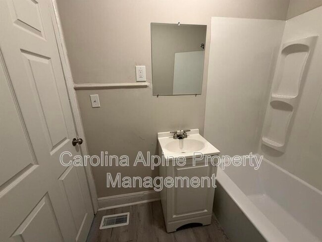 Building Photo - 1621 N Hamilton St