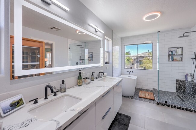 Building Photo - Newly Upgraded 4 Bedroom Home