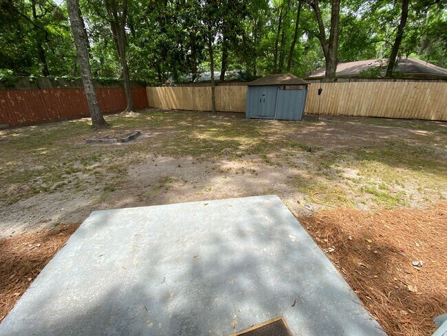 Building Photo - Adorable 3/2 on large corner lot