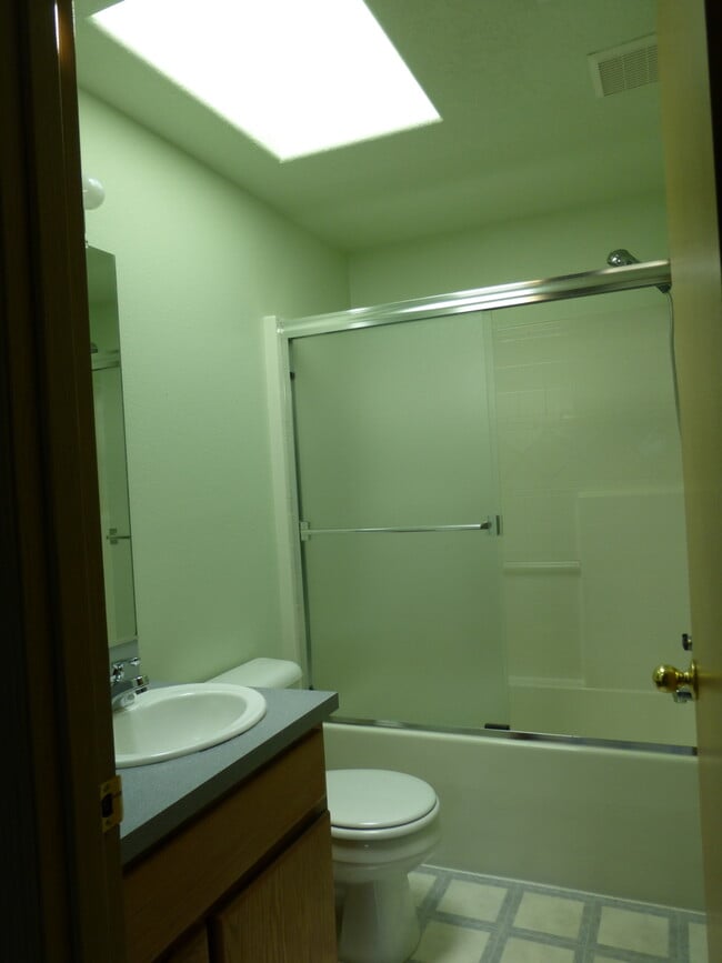 Building Photo - Great Home in SE Portland for Lease !! Pet...