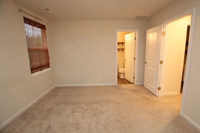 Building Photo - Easy living in this immaculate town home. ...
