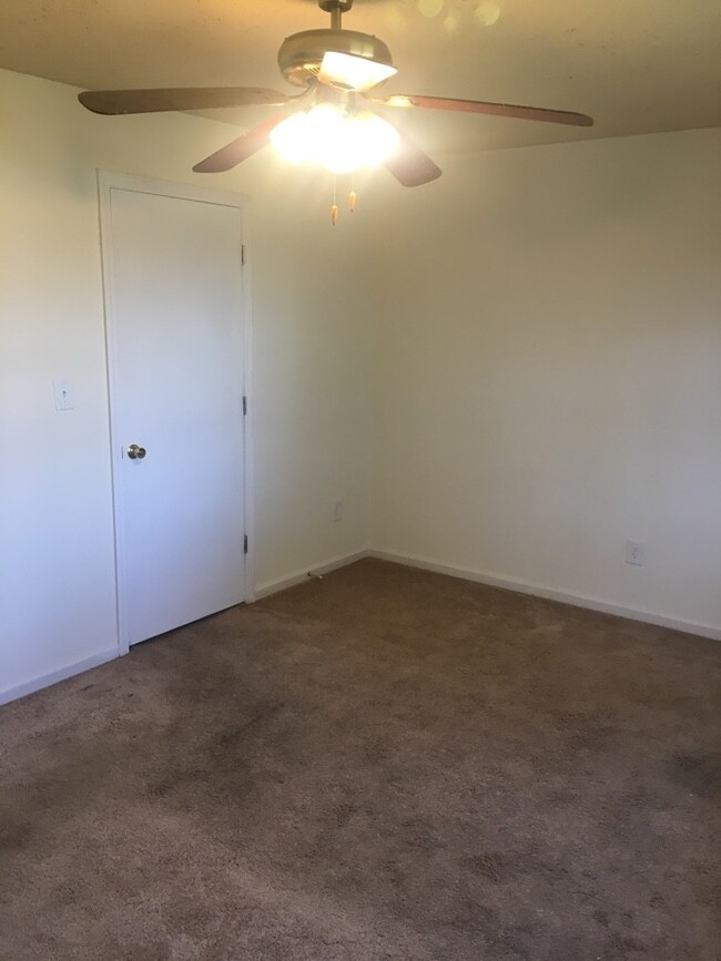 Building Photo - 2 Bedroom/1.5 Bath Townhouse for Rent!