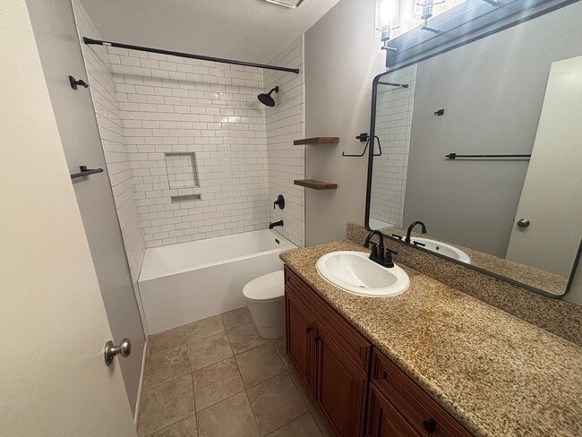 Building Photo - 3 Bedroom Townhome for Rent in Sylmar.